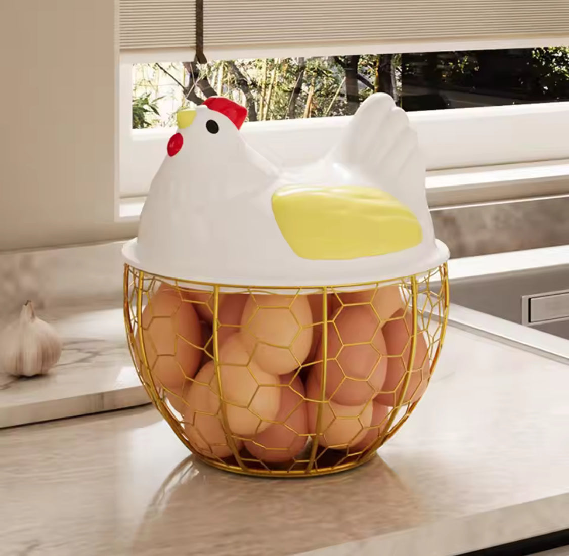 Hen shaped plastic egg organizer with removable lid